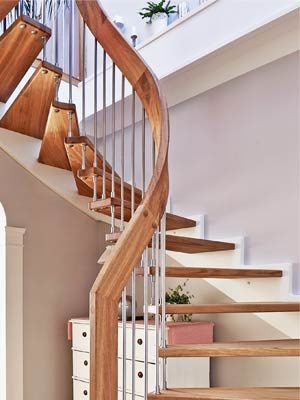 Oak handrail turn staircase